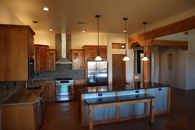 Building Photo - Your own resort! Elegant, Exclusive & Exquisite.