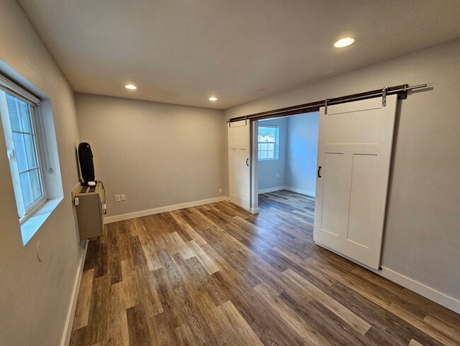 Building Photo - Beautiful Home + Mother-in-Law Suite