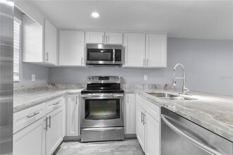 Building Photo - 10132 Lake Oak Cir