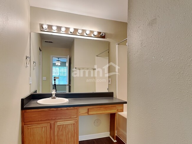Building Photo - 515 Kingsman Ln