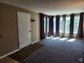 Building Photo - Spacious Lower Level Apartment Ready For R...