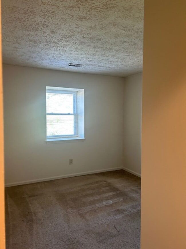 Building Photo - Winburn 2 Bedroom Apartment on 3rd Level  ...