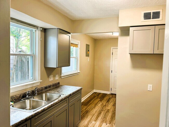 Building Photo - 2450 Greenvale Rd