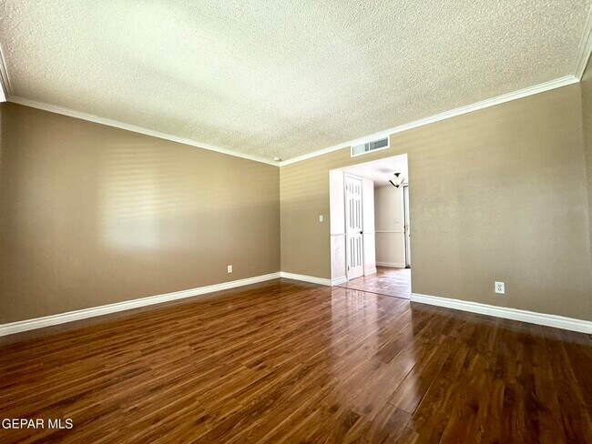 Building Photo - 10288 Lakeview Dr