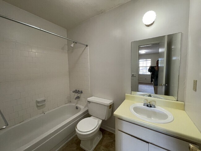 Building Photo - Apartment for Rent