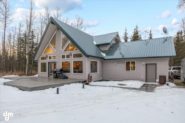 Building Photo - Well-Maintained, Chalet Style Home