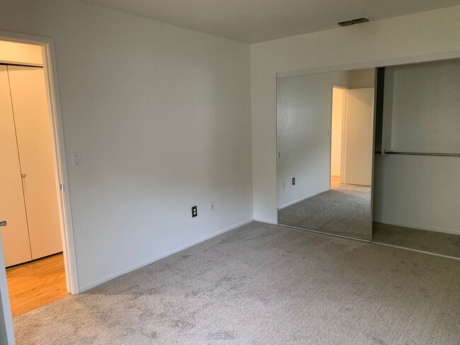 Building Photo - Gated Raintree Terrace Condo! Available Now!