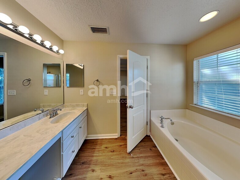 Building Photo - 1433 Heather Ct