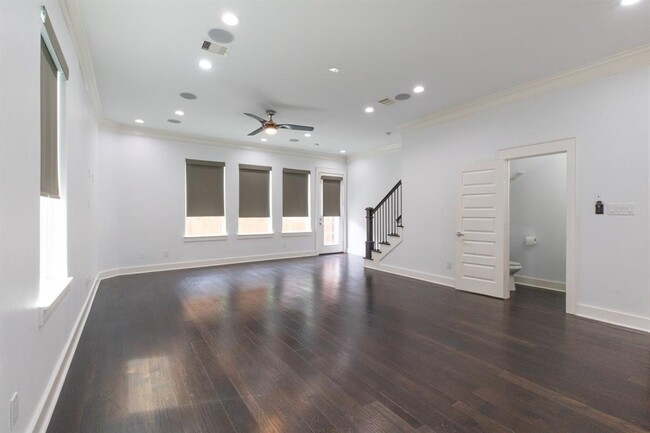 Building Photo - 1032 W 21st St