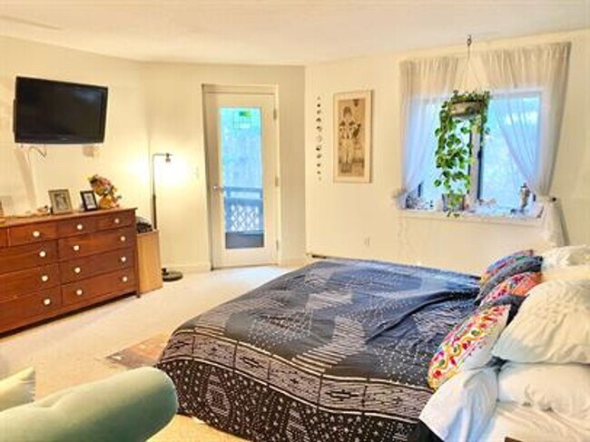 Building Photo - 2 Bedroom Condo South End of Burlington