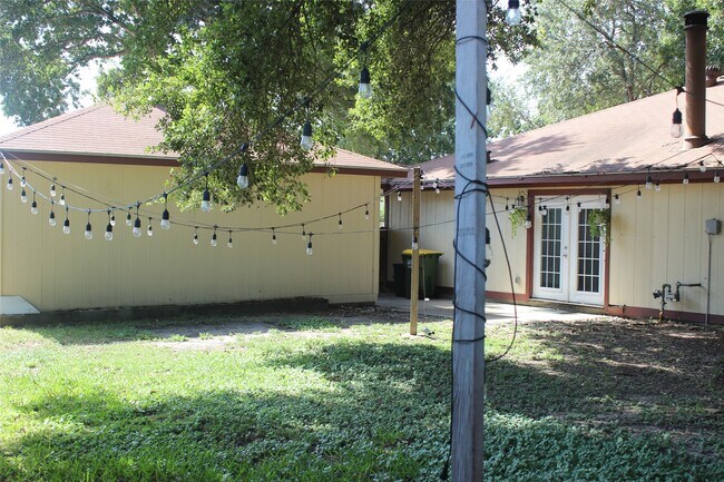 Building Photo - 1502 Sudbury Dr