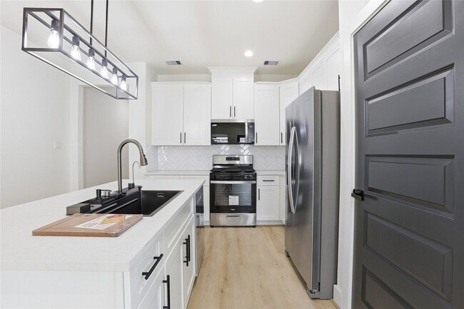 Building Photo - 712 Delano St