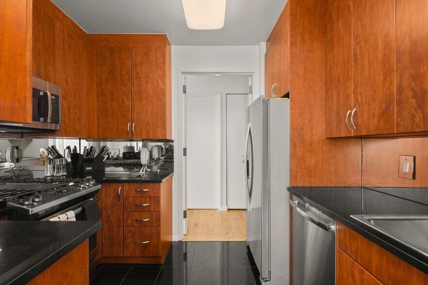 Building Photo - 420 E 61st St