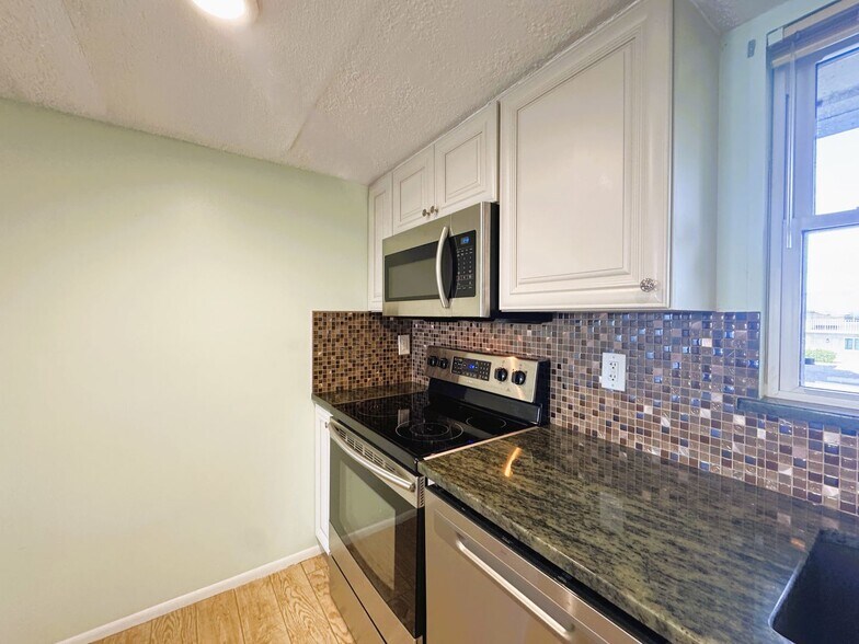Building Photo - 1400 Mineo Dr