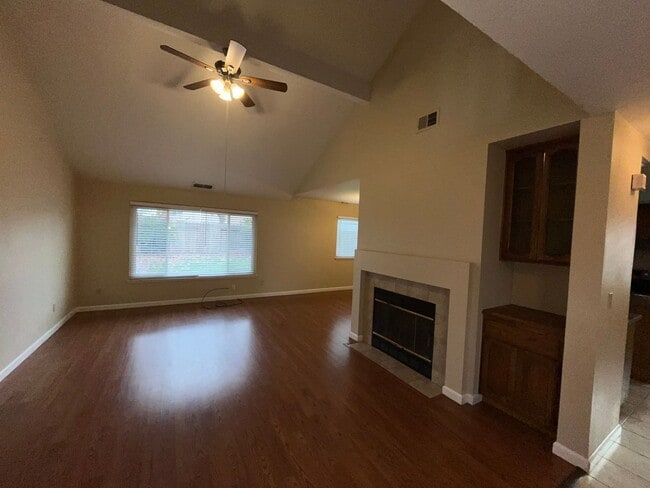 Building Photo - 4BR / 2.5 bath with over 1700 square feet....