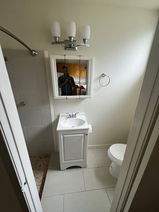 Building Photo - 2-bed 2-bath 1- parking Tropic Gardens Town House for rent!