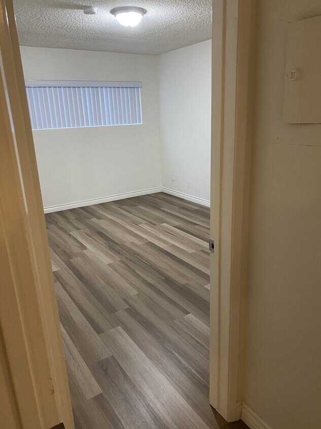 Building Photo - 10701 Moorpark St