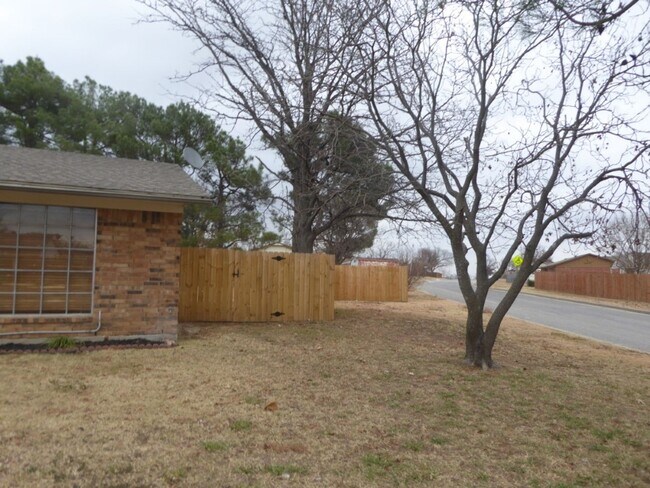 Building Photo - Corner Lot