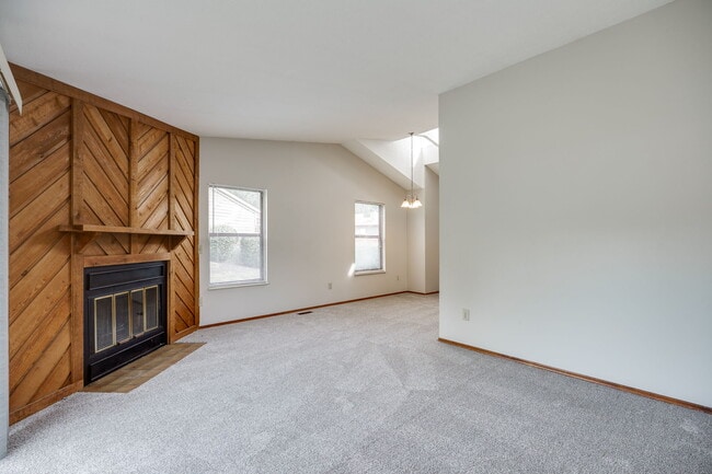Building Photo - 652 Hidden Valley Ct