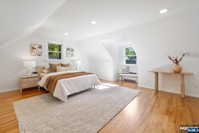 Building Photo - 947 E Glen Ave