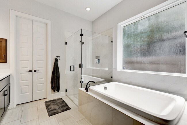 Building Photo - North Loop Area Gem!!!