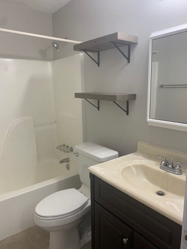 Building Photo - 3 Bd / 2 Bath Home in Pinehurst Subd.