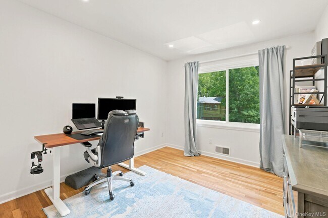 Building Photo - 80 Hickory Hill Dr