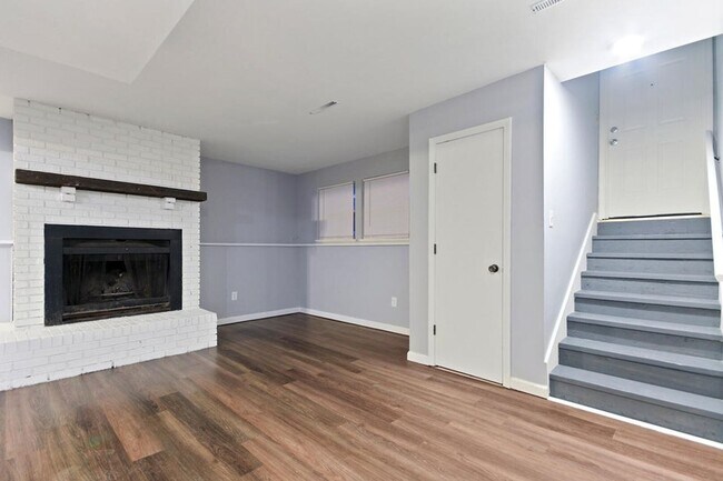 Building Photo - 3201 Elm Grove Dr