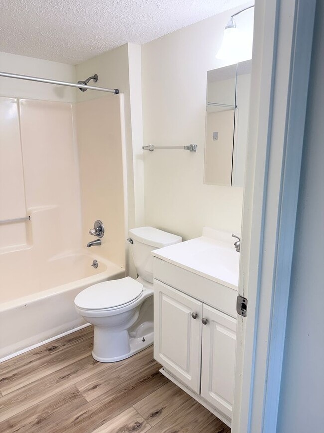 Building Photo - Weston Ridge E