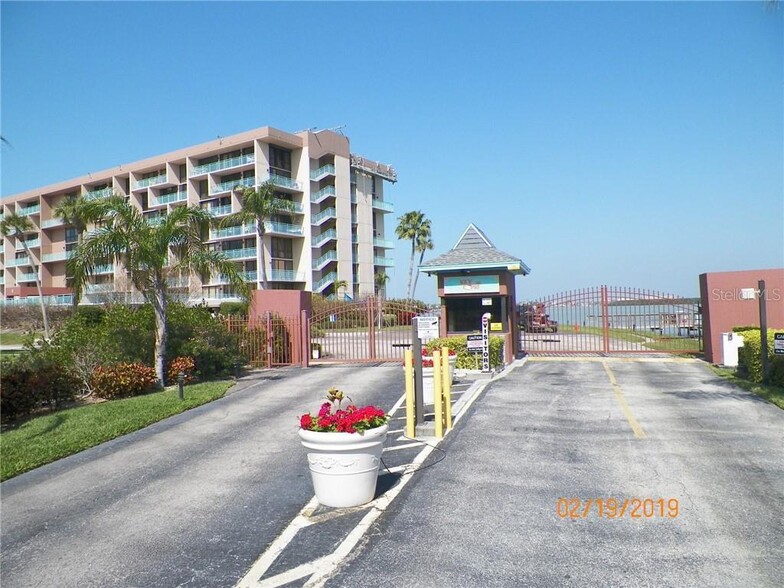 Front Gate with Security Service - 1 Key Capri Key