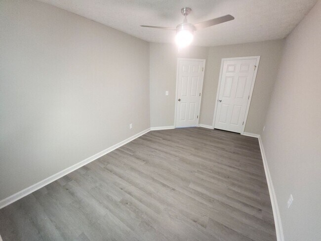 Building Photo - 3-Bedroom, 2.5-Bath Home in Desirable Lith...