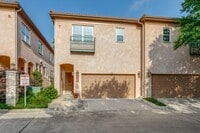 Building Photo - LUXURY 3-BEDROOM TOWNHOME IN ALAMO HEIGHTS