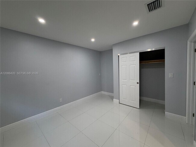 Building Photo - 335 NE 168th St