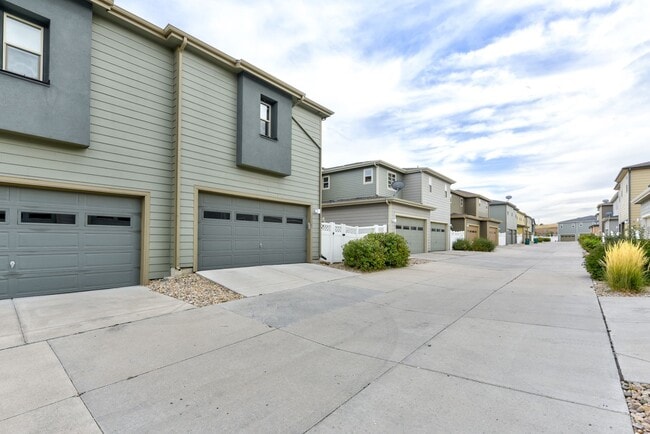 Building Photo - Beautiful 3 bed Uptown Broomfield Townhome...