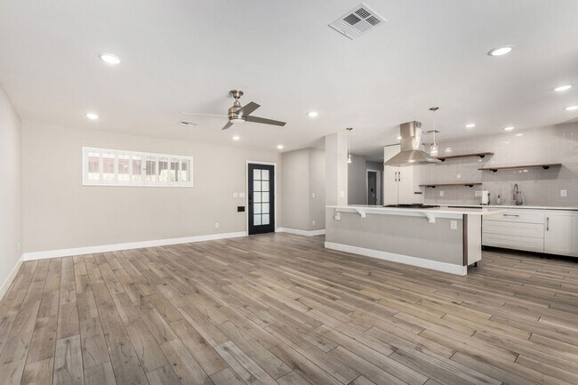 Building Photo - Beautiful Home available to lease!
