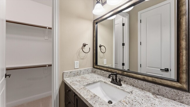 Building Photo - 922 W 20th St