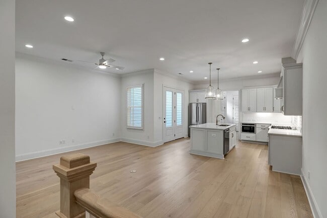 Building Photo - Luxurious Low-Maintenance Living in Westha...