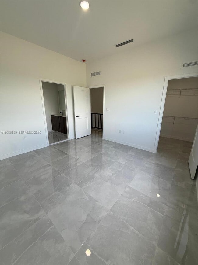 Building Photo - 1416 W Davis Pkwy