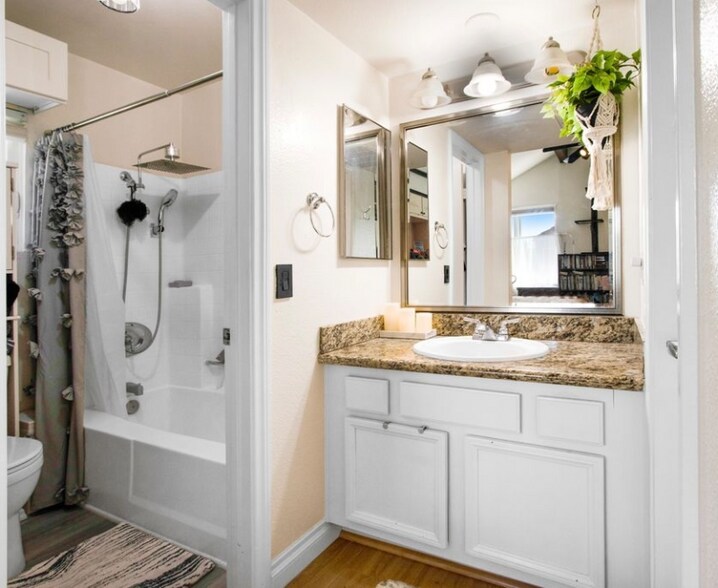 Building Photo - 355 N Maple St