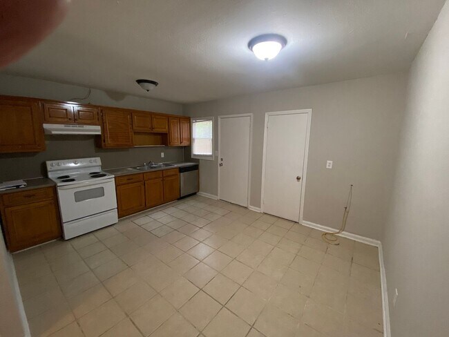 Building Photo - **ON HOLD**3 Bedroom / 1 Bathroom Home for...
