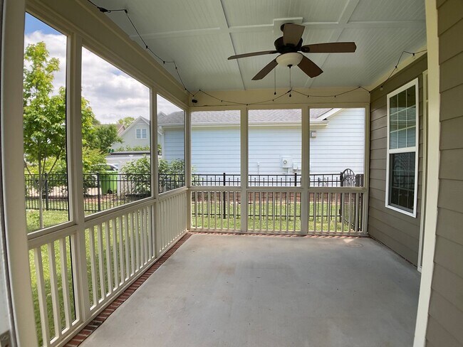 Building Photo - Absolutely Gorgeous and Spacious in Renais...