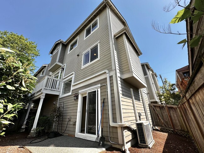 Building Photo - Beautiful, Luminous 2BR | 2.5BA in the Hea...