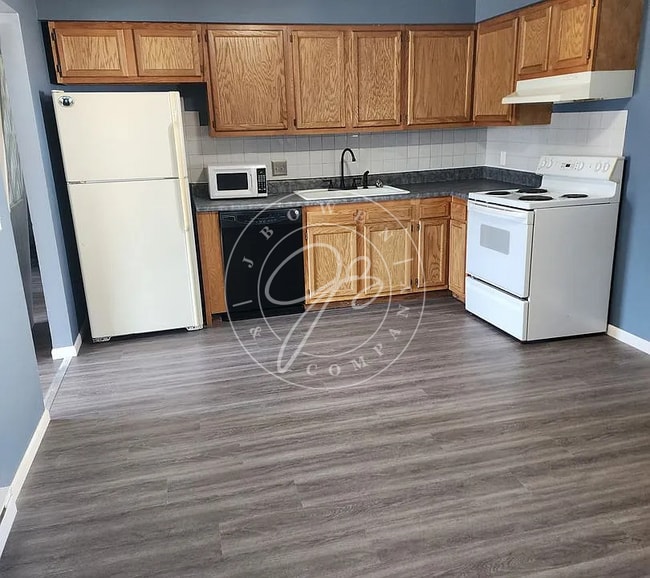 Building Photo - Spacious twin plex- 2 bed 1 bath - Lake Township-Lake Schools!