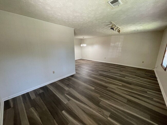 Building Photo - Secluded 2/1.5 Apartment East Rome $1,095