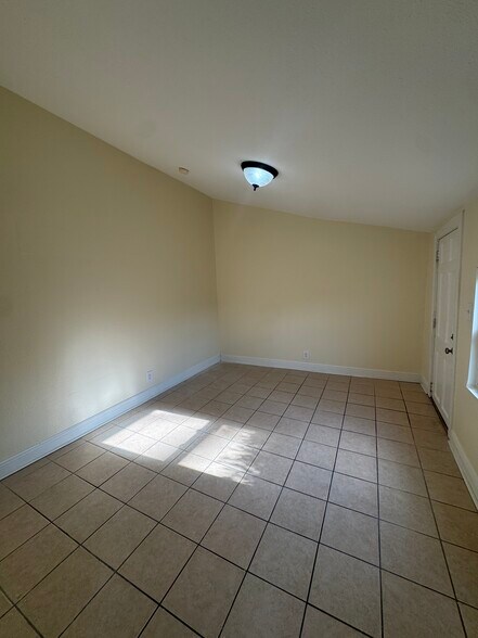 Building Photo - 1112 Monroe St