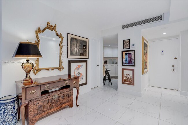 Building Photo - 825 Brickell Bay Dr