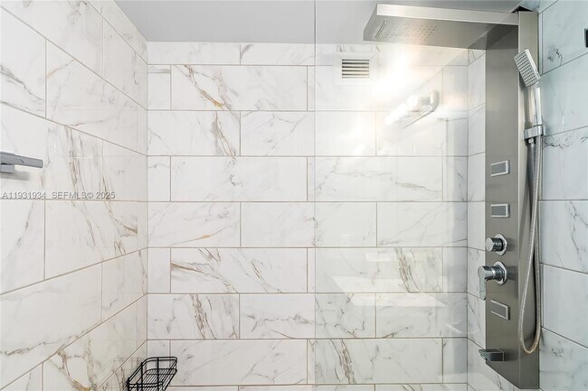 Building Photo - 400 Leslie Dr