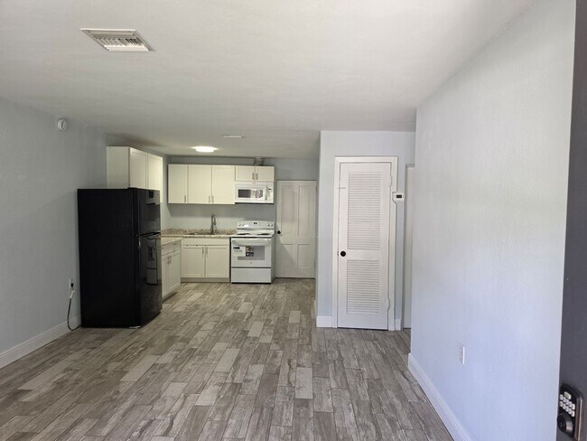 Building Photo - 2205 S Park Ave