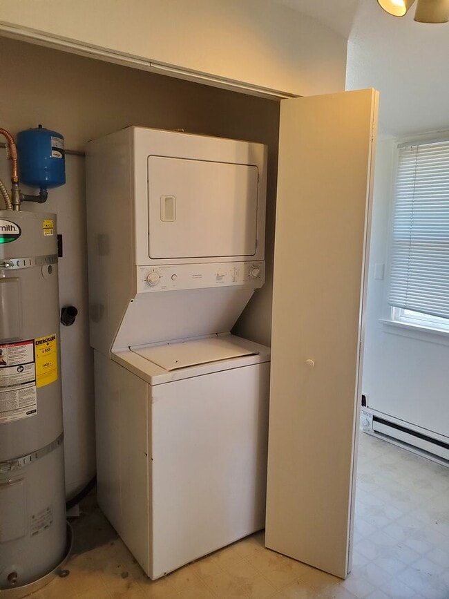 Building Photo - Darling 2 bedroom between Manette & Illahee