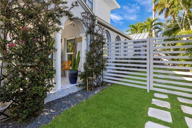 Building Photo - 1121 NE 85th St